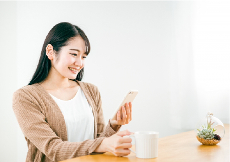 スマホを見る女性