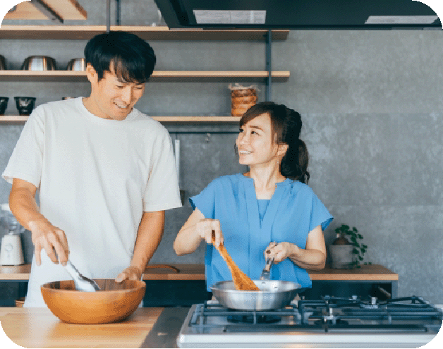 二人で料理している写真
